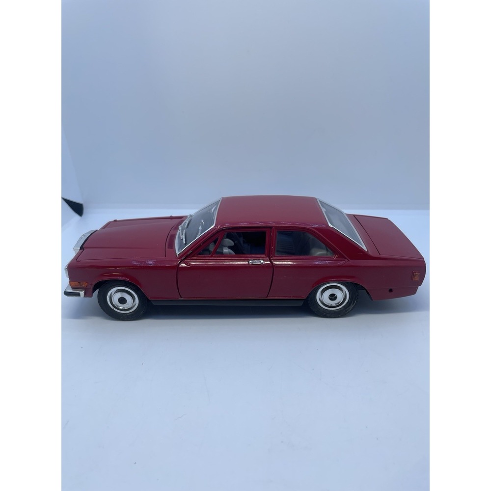 Burago Sb 1/22 - Rolls Royce Camargue Red Die cast Model Car